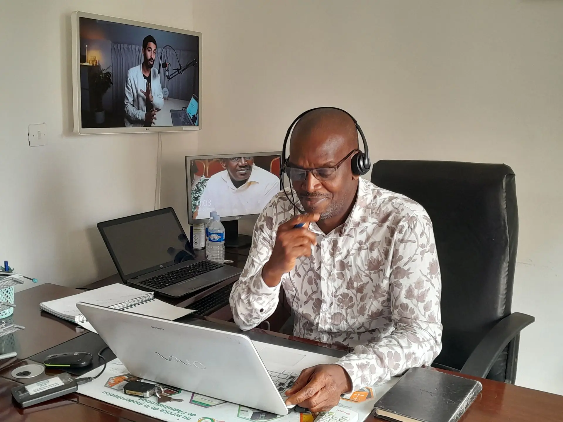 Professionnel travaillant sur un ordinateur
